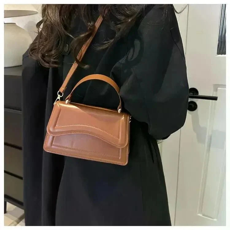 Bolso Transversal Feminino com Design Estruturado Modelo Belle Époque